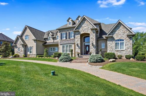 33 Belamour Dr, Washington Crossing, PA 18977-1368