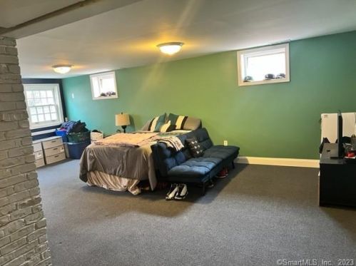 31 Oak Ridge Ln, Hartford CT  06107-3506 exterior