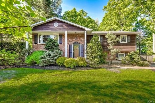 13 Yorkshire Dr, Airmont, NY 10901-7460