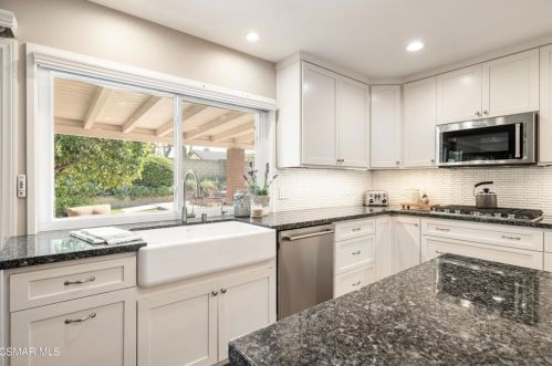 676 Weaver St, Simi Valley CA  93065-4315 exterior