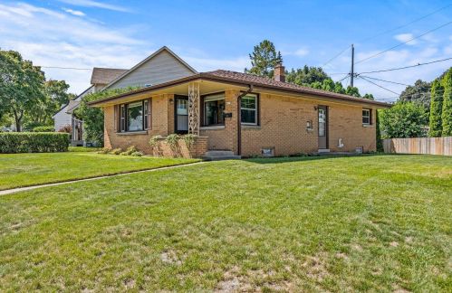 4017 Caulfield Ave, Milwaukee, WI 53235-4902