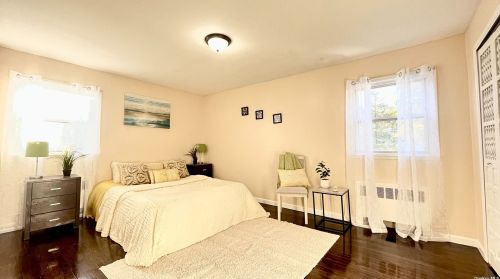 11 Ida Ln, Babylon NY  11703-1419 exterior