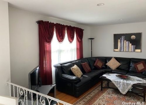 136 Bishop Rd, Babylon, NY 11704-5246