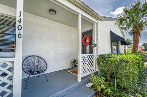1406 Freemont St, Saint Petersburg, FL 33707-3327