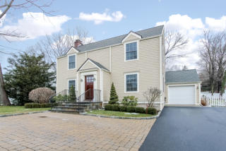 85 Hoyt St, Tokeneke, CT 06820-3120