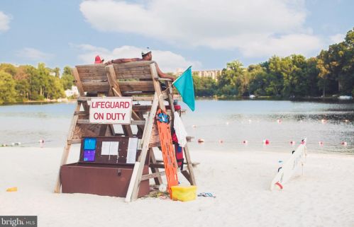 3709 Whispering Ln, Falls Church VA  22041-1121 exterior