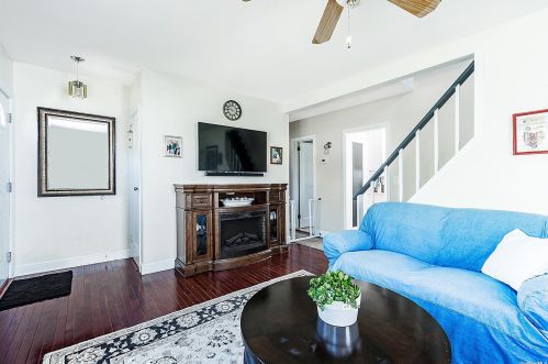 16 Scott St, New Hyde Park, NY 11040-1319