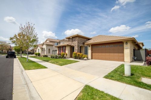 767 Red Barn Pl, Lathrop CA  95330-8975 exterior