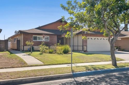 318 Sherman Dr, Long Beach, CA 90746-1159
