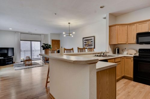 1812 Lafayette Pl, Milwaukee, WI 53202-1188