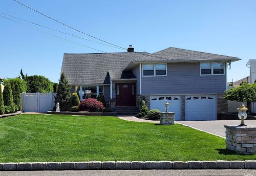 512 Avon Pl, West Islip NY  11795-4702 exterior