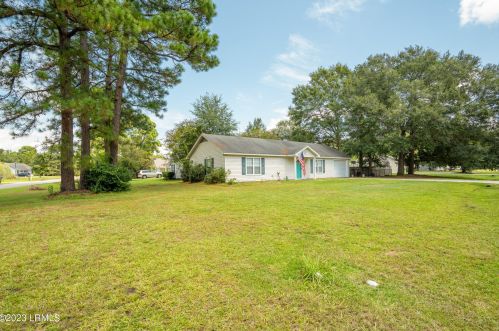 77 Pelican Cir, Beaufort, SC 29906-8581