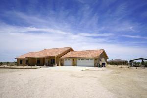 51212 70th St, Lancaster, CA 93536-9579