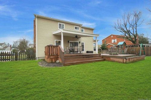 17 Bruno Ln, Huntington Station, NY 11746-7159