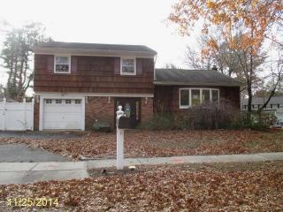 18 Burns Ct, Greenlawn, NY 11740-2631