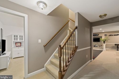 8168 Gilroy Dr, Lorton VA 22079-2936 exterior