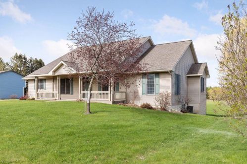 825 Piety St, Ellsworth, WI 54011-9133