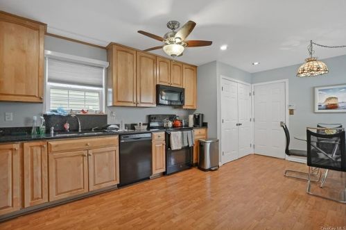118 Hitching Post Ln, Yorktown Hgts NY  10598-2833 exterior