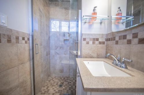 1 Winfield Pl, New Rochelle NY  10801-2907 exterior