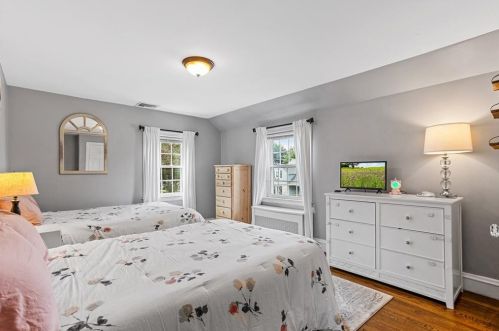 42 Pelham Pkwy, North Providence RI  02911-2915 exterior