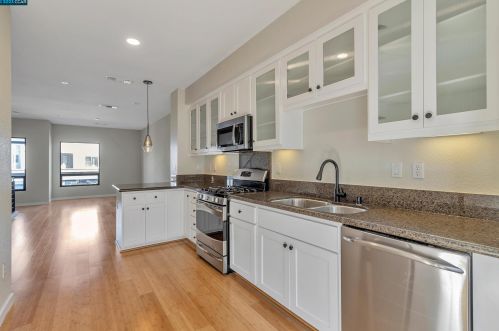 1763 14th St, Oakland, CA 94607-1532