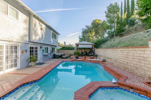 27067 Alabastro Dr, Santa Clarita CA  91354-2215 exterior