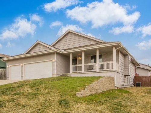 304 Maple St, Adelphi, IA 50237-1224