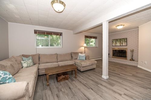 225 Sturges Ridge Rd, Wilton CT  06897-2727 exterior
