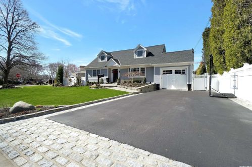 22 Ellington Dr, Elwood, NY 11731-3616