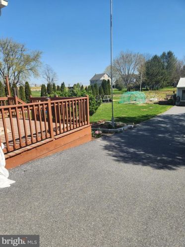 877 Central Manor Rd, Lancaster PA  17603-9777 exterior