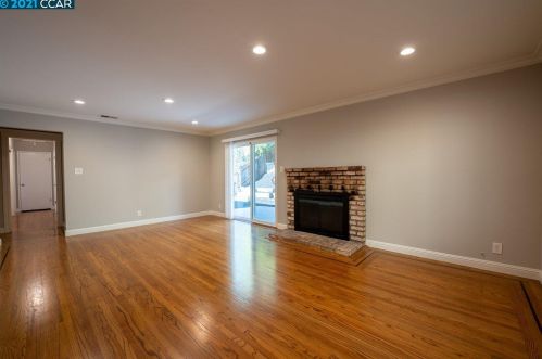 3301 Glenly Rd, Oakland CA  94605-4115 exterior