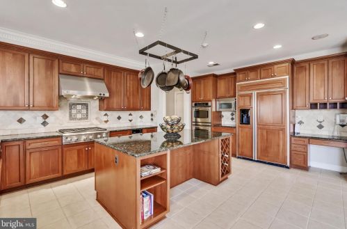 19228 Charandy Dr, Leesburg VA 20175-7215 exterior