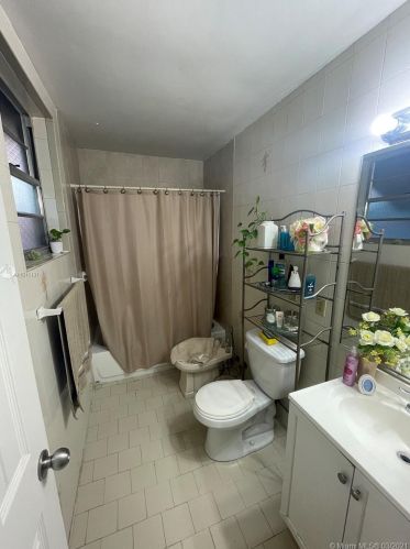 672 21st St, Hialeah, FL 33013-4020