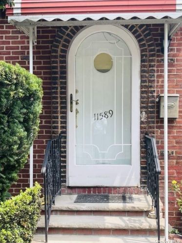 11589 Parkway Dr, Floral Park, NY 11003-3934