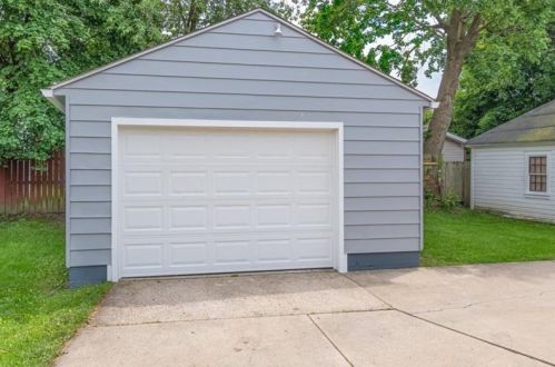 602 New Castle St, Zelienople PA  16063-1049 exterior