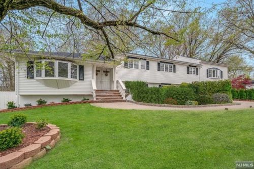 19 Coles Ct, River Edge NJ  07661-1001 exterior