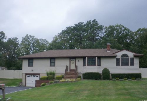 86 Henearly Dr, Miller Place, NY 11764-3305