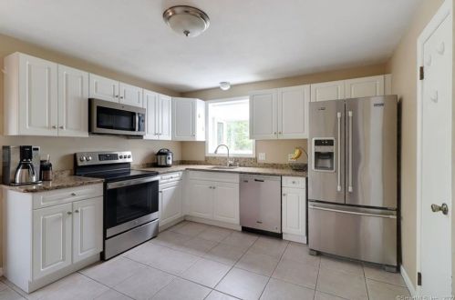 133 Manomet Ave, North Haven, CT 06473-2661