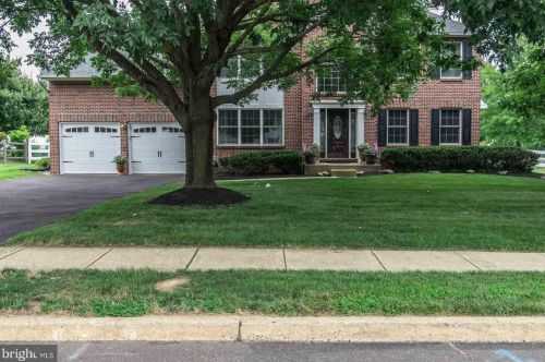370 Hidden Oaks Dr, Yardley, PA 19067-5549