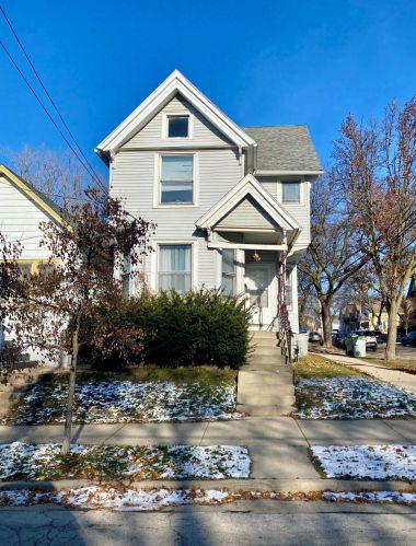 938 Pearson St, Milwaukee, WI 53202-1523