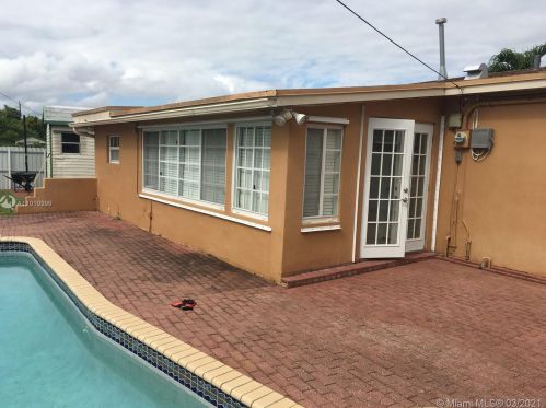 7898 173rd St, Hialeah FL  33015-3855 exterior