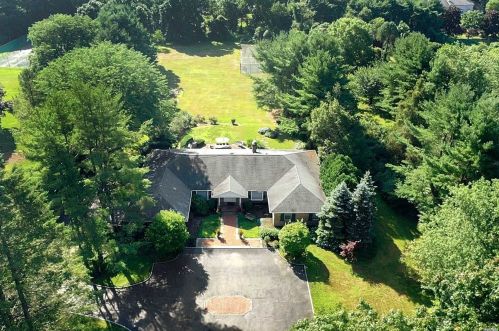 15 Morgan Dr, Westbury, NY 11568-1009