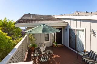 8 Binnacle Hl, Oakland, CA 94618-2310