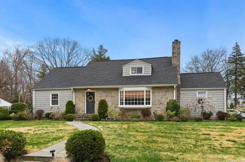 2 Blackthorn Ln, White Plains, NY 10606-3704