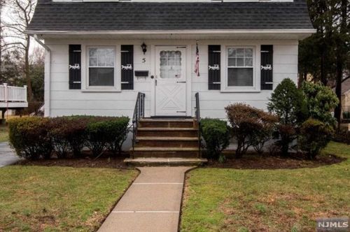 5 Delaware Ave, Dumont, NJ 07628-2405