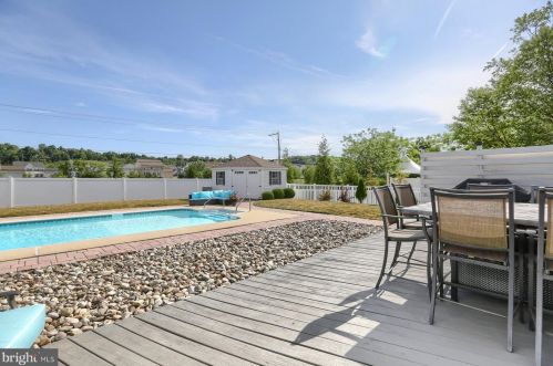 7207 Royal Oak Dr, Harrisburg PA 17112-8837 exterior