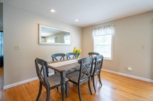 27 Pease Rd, East Windsor CT  06016-9002 exterior