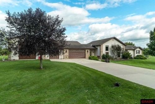 100 Stonehenge Dr, Mankato, MN 56001-9335