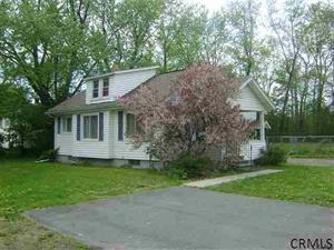 9 Wisconsin Ave, Defreestville, NY 12144-4828