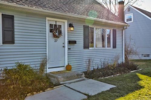 27 Navadon Pkwy, Middletown, CT 06457-2412